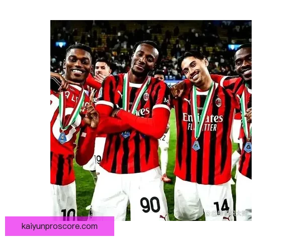 约4000名米兰球迷周六前往训练基地为球队加油助威超出预期人数